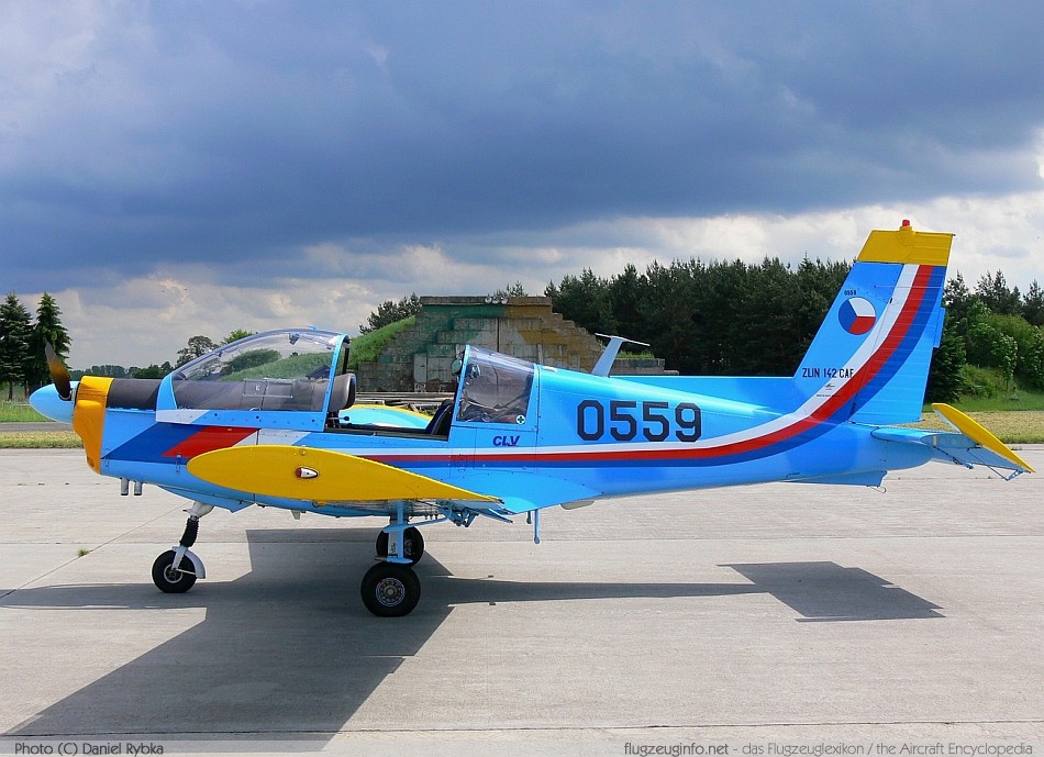 3x Zlin Z-142